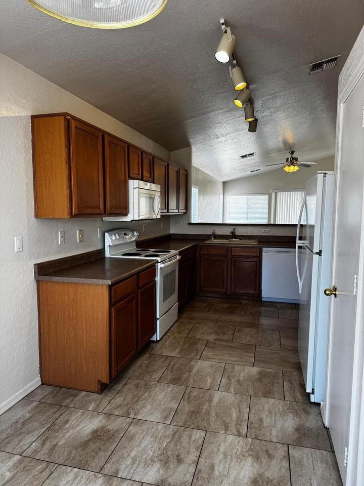 14613 N 154th Ave - Photo 7 of 24