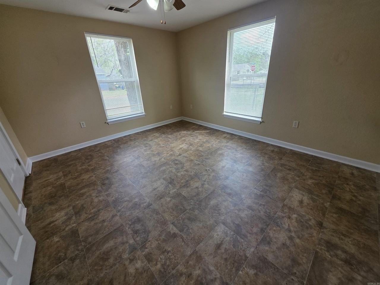 804 W 37th St - Photo 4 of 11