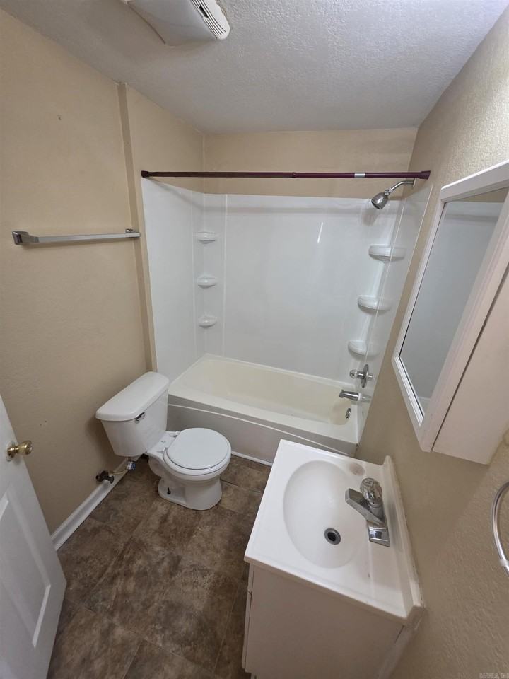 804 W 37th St - Photo 6 of 11