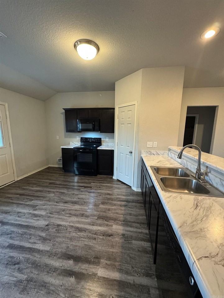 6205 Milsap Dr - Photo 4 of 11