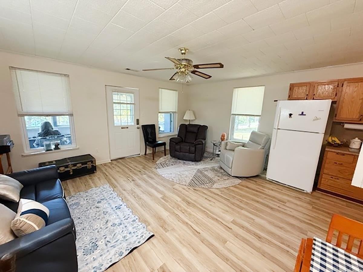 417 Houston Dr - Photo 4 of 14