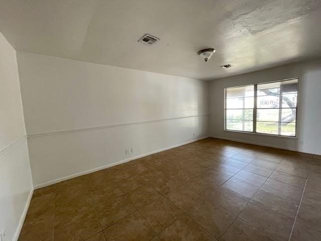 1066 Burkshire Dr - Photo 3 of 9