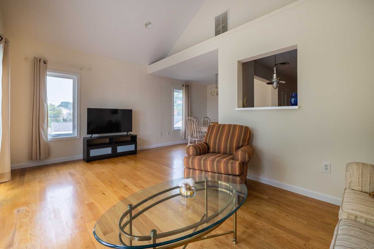 916 Reef Rd - Photo 4 of 16