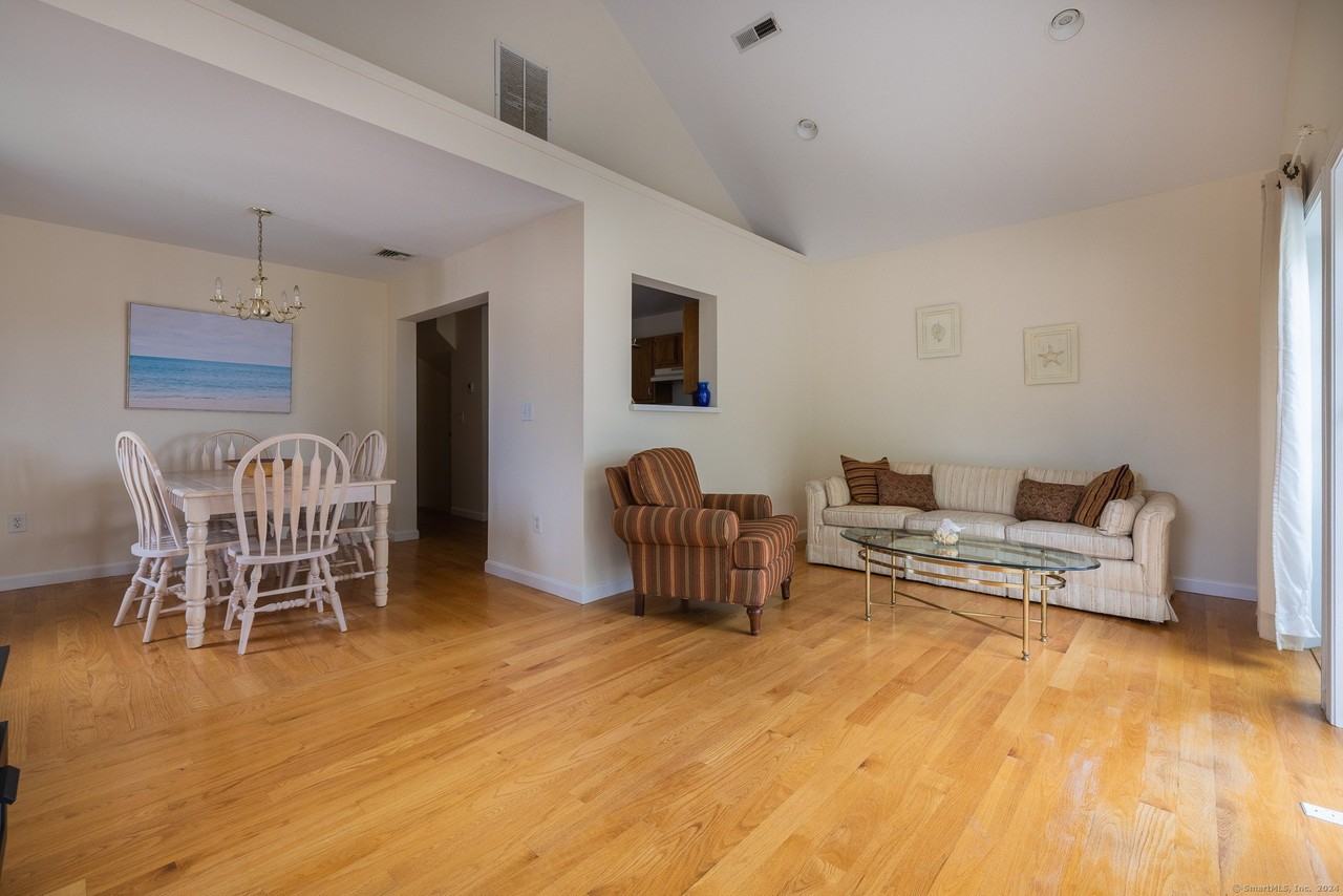 916 Reef Rd - Photo 5 of 16