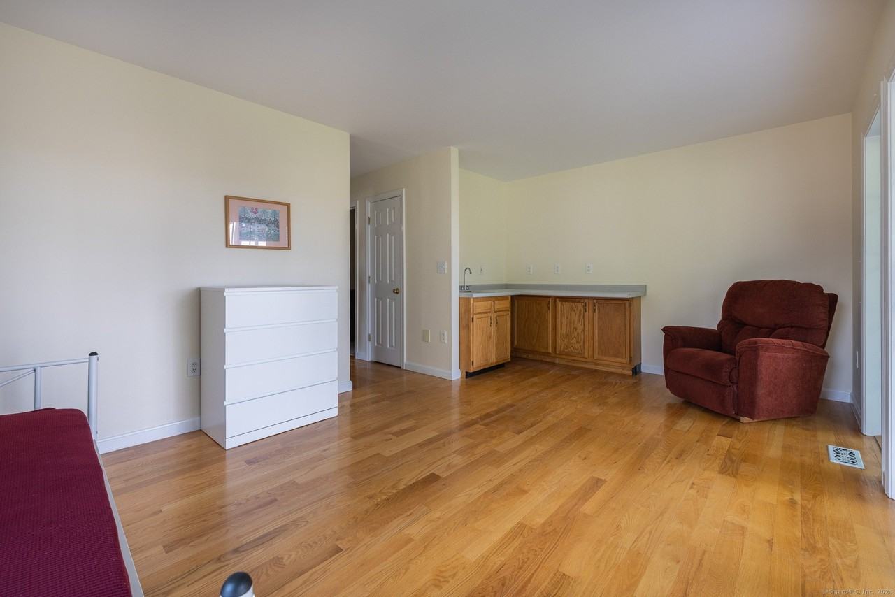 916 Reef Rd - Photo 7 of 16