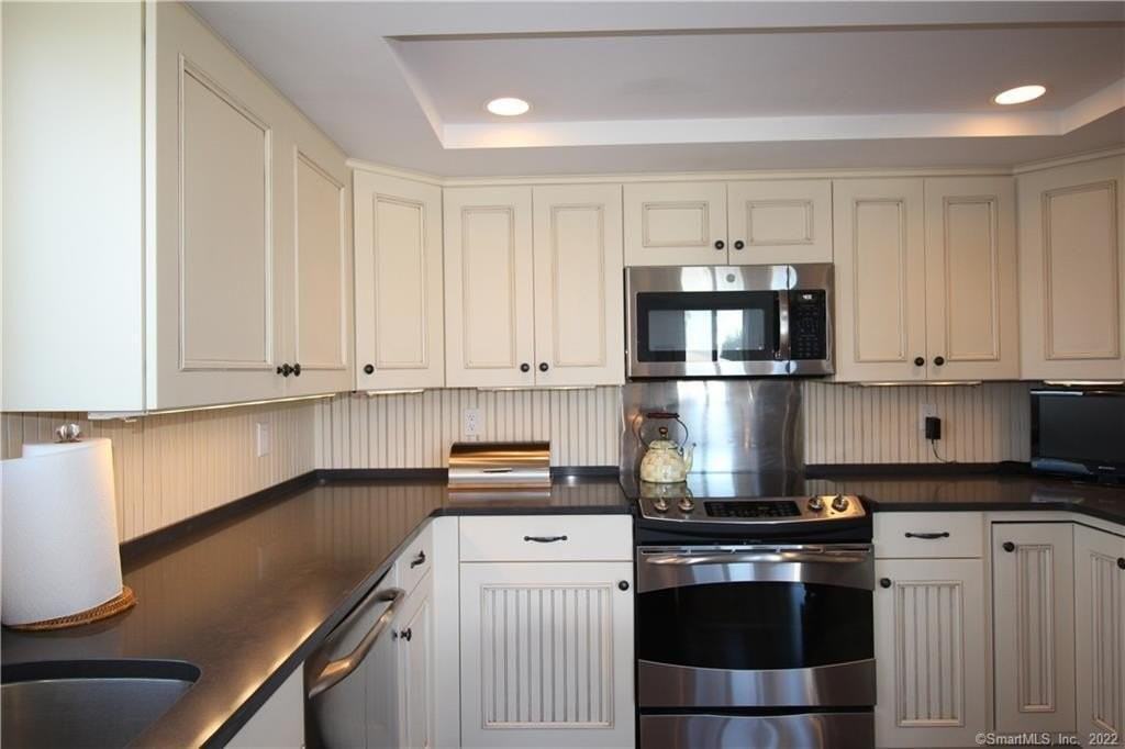 147 Captains Dr - Photo 6 of 29