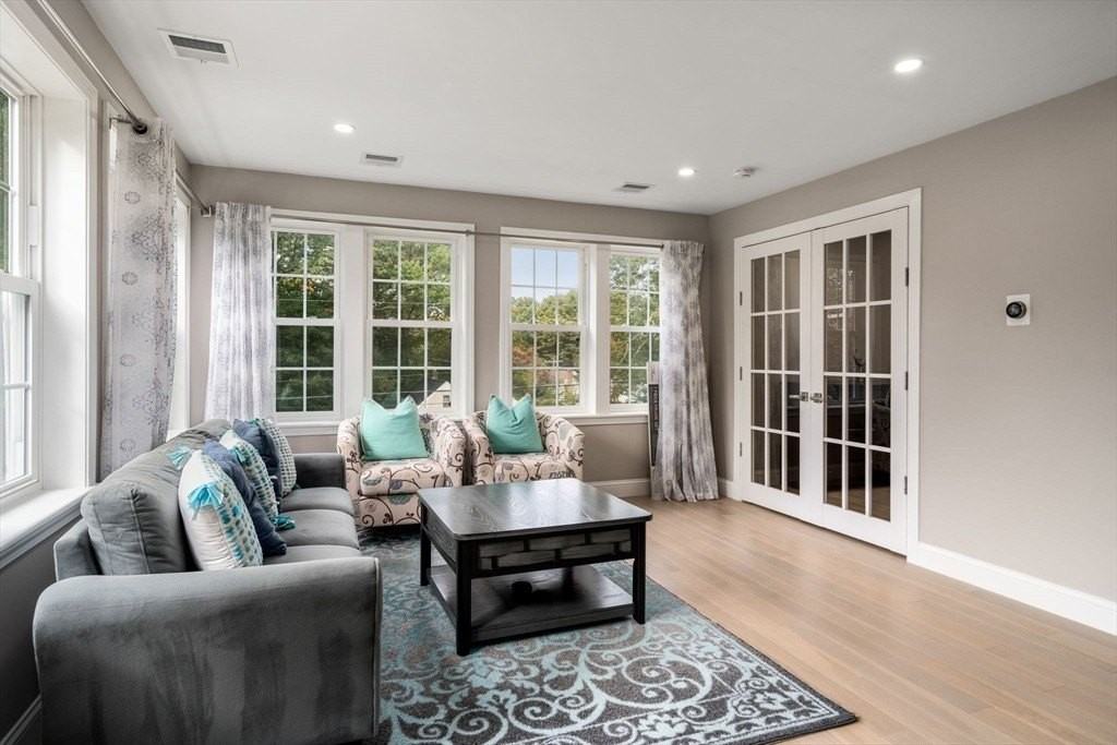 63 Pine St - Photo 4 of 33