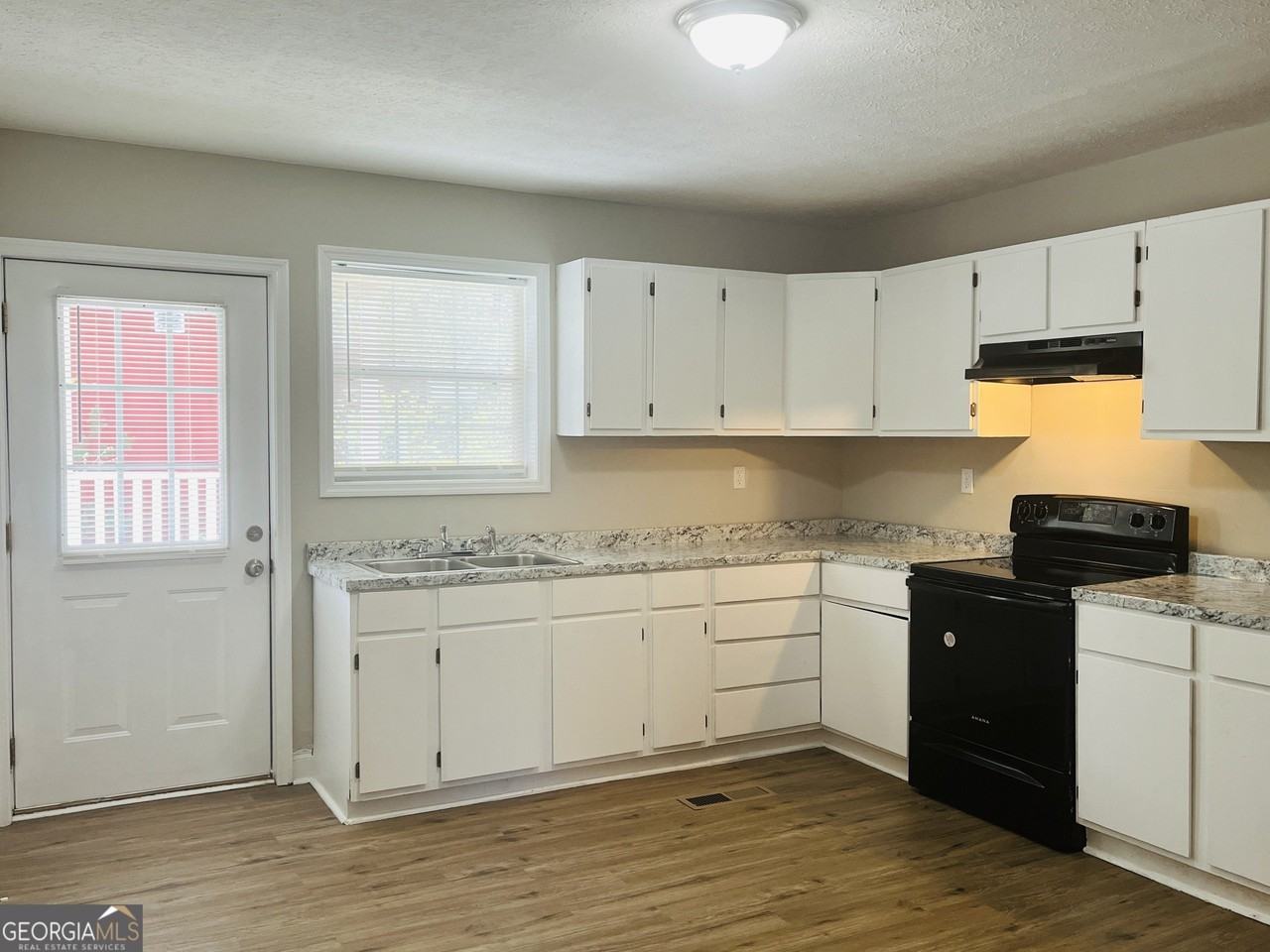 900 Park Ave - Photo 7 of 33