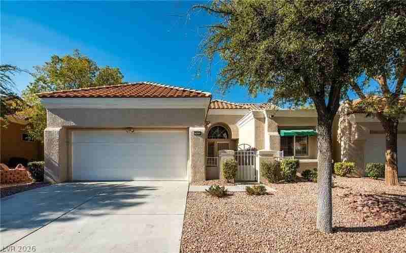 2417 Desert Butte Dr - Photo 2 of 25