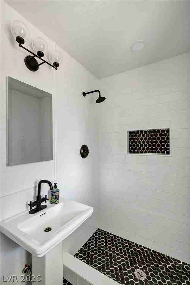 1065A Franklin Ave - Photo 6 of 7