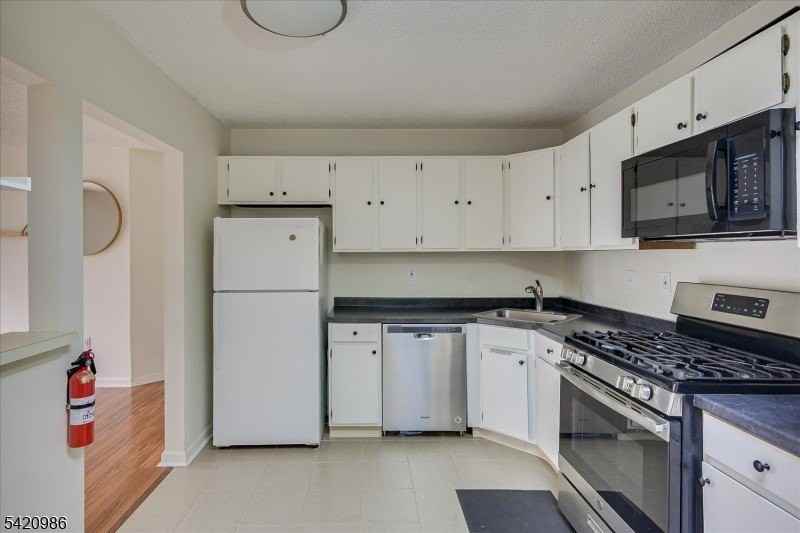 69 Amberly Ct - Photo 7 of 16