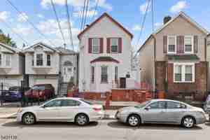 featured image of 16 Hinsdale Pl