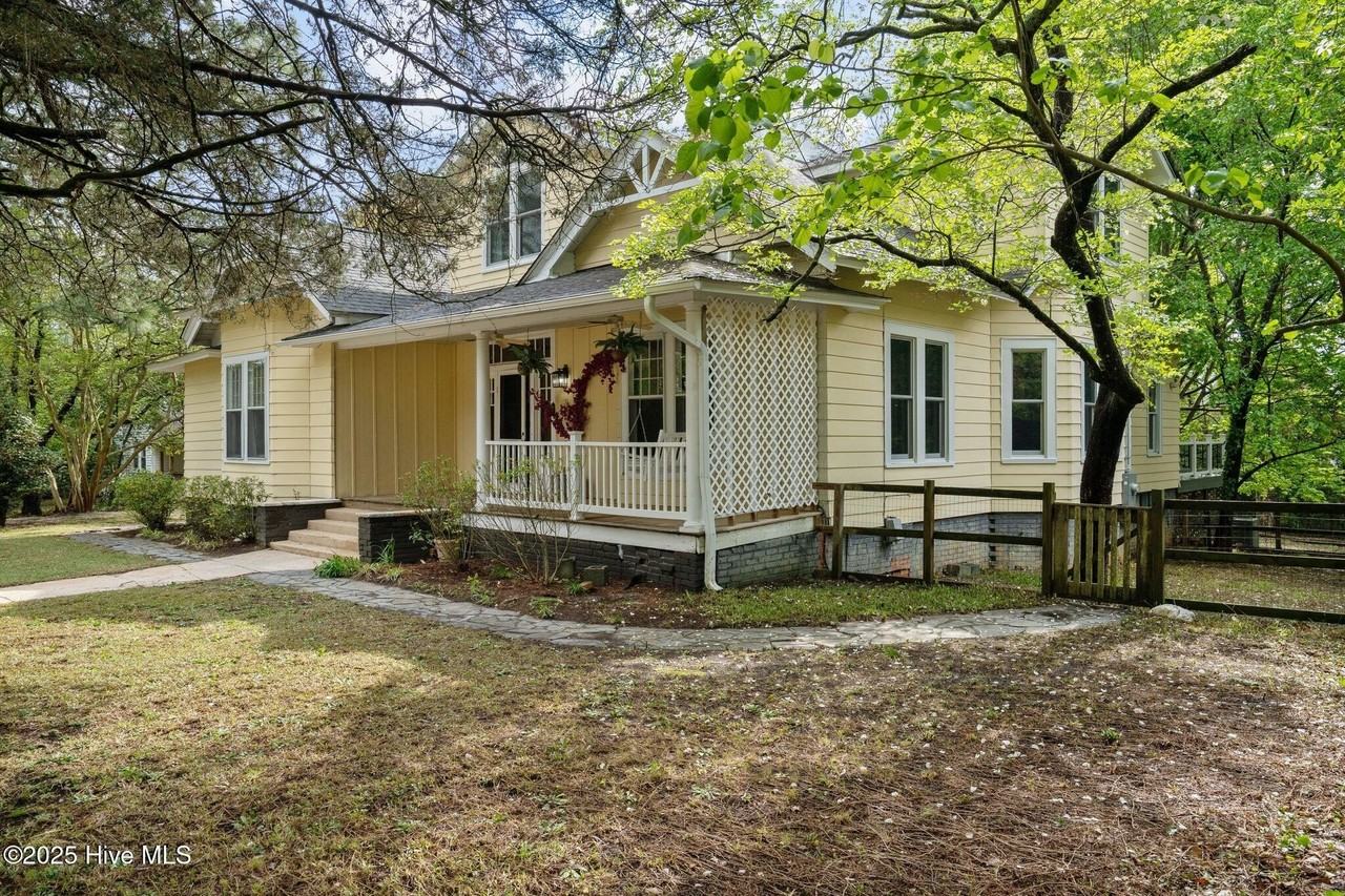 802 N Poplar St - Photo 2 of 50