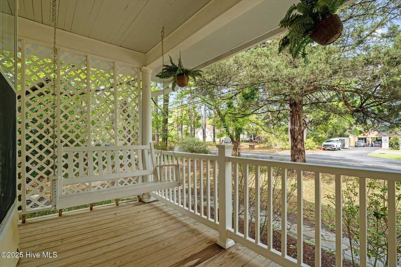 802 N Poplar St - Photo 4 of 50