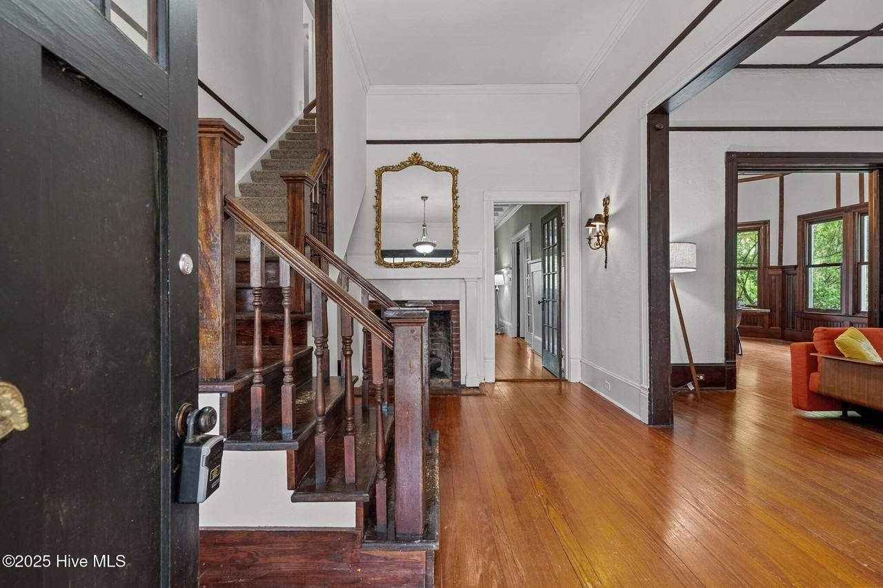 802 N Poplar St - Photo 7 of 50