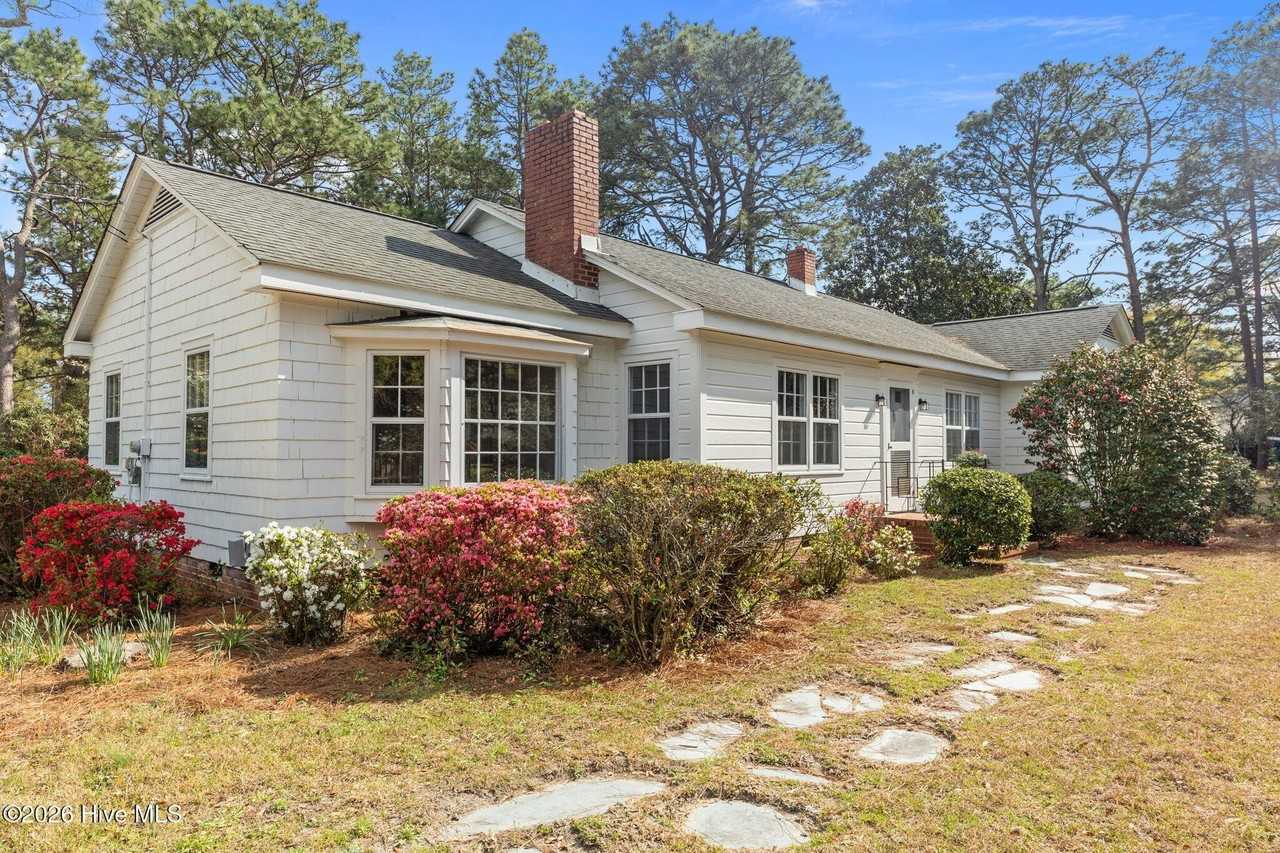 1004 N Poplar St - Photo 3 of 35