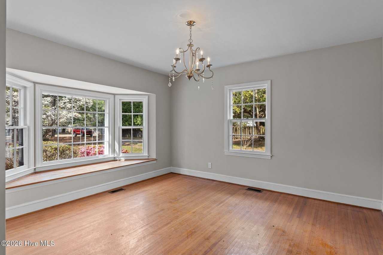 1004 N Poplar St - Photo 5 of 35