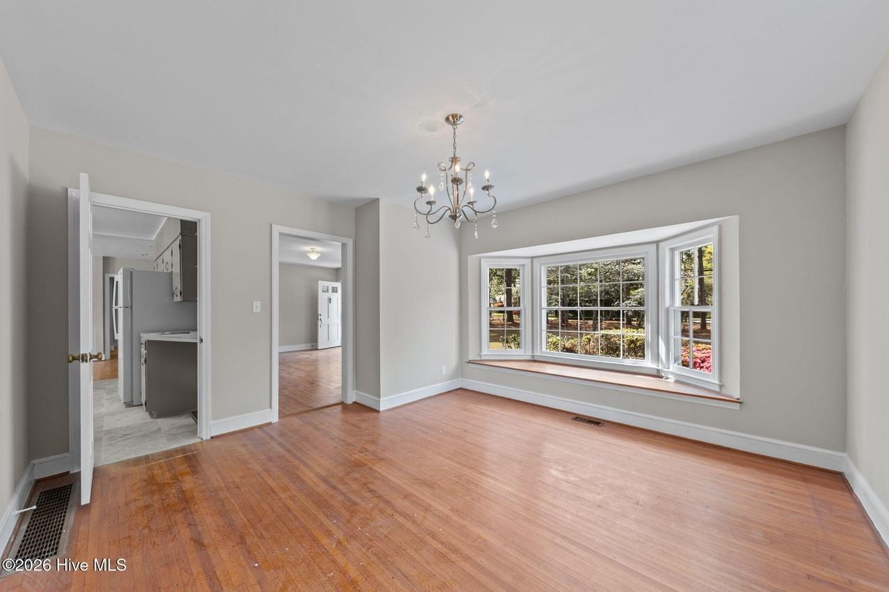 1004 N Poplar St - Photo 6 of 35