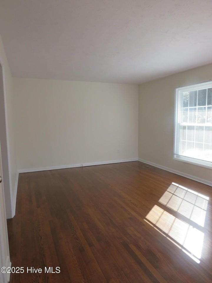 535 W Rhode Island Ave - Photo 4 of 24