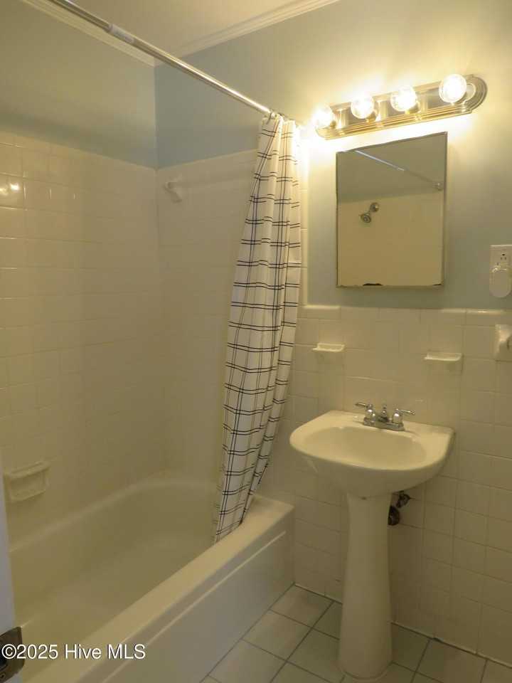 535 W Rhode Island Ave - Photo 5 of 24