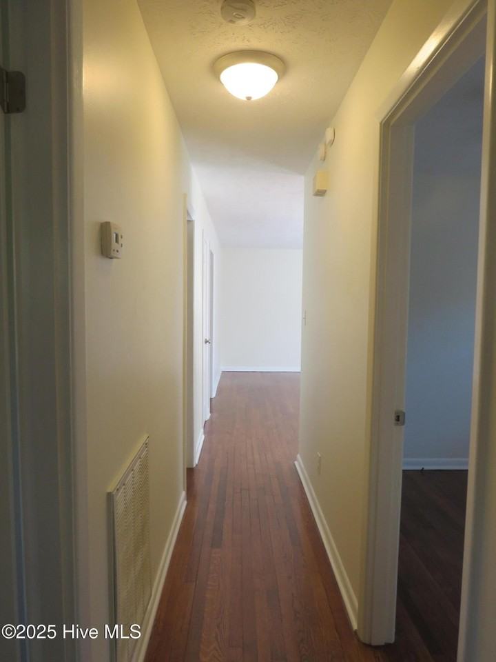 535 W Rhode Island Ave - Photo 7 of 24