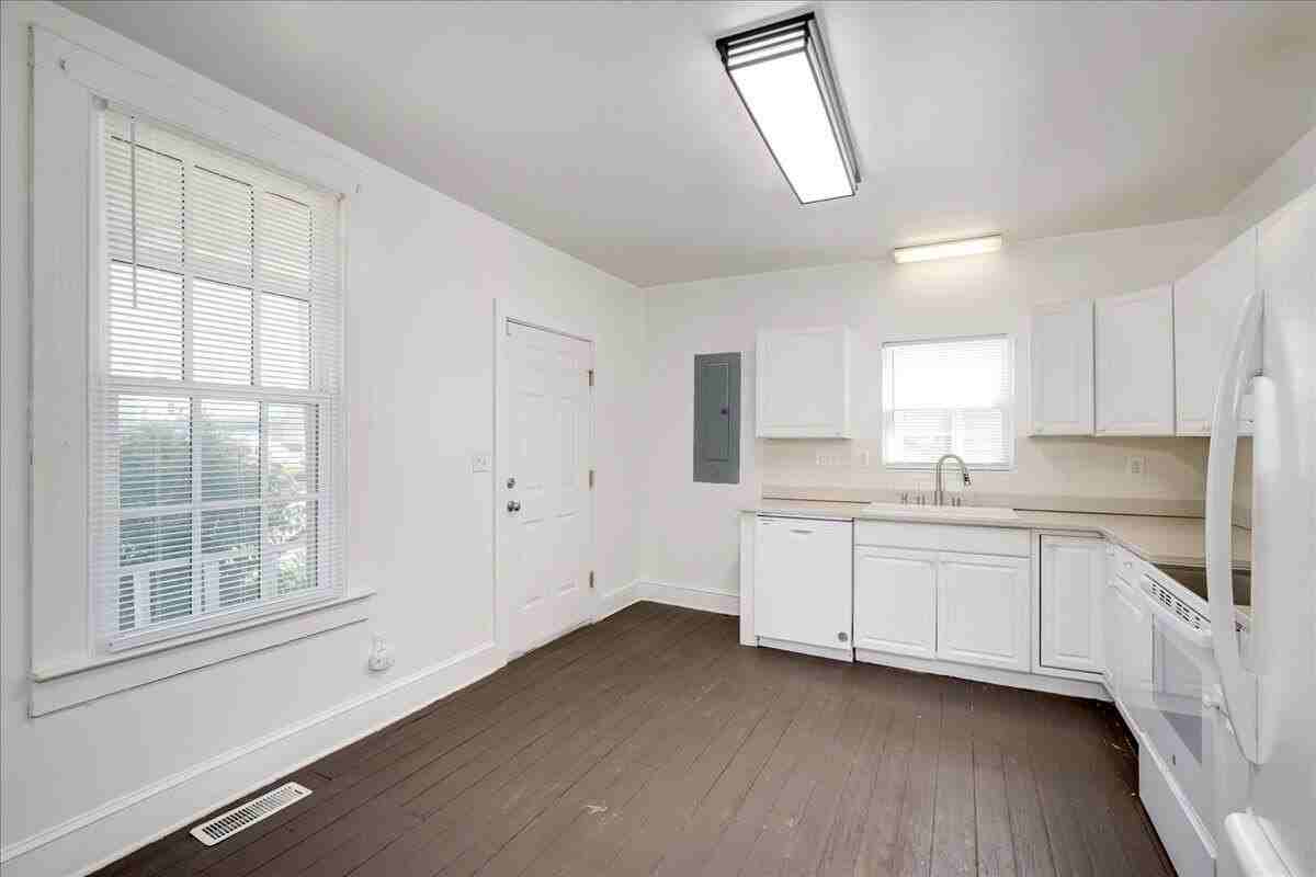 1606 Broad St - Photo 6 of 22