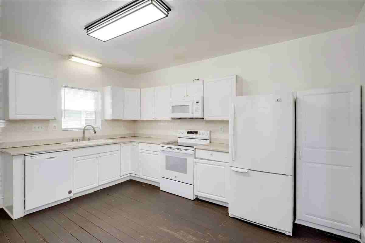 1606 Broad St - Photo 7 of 22