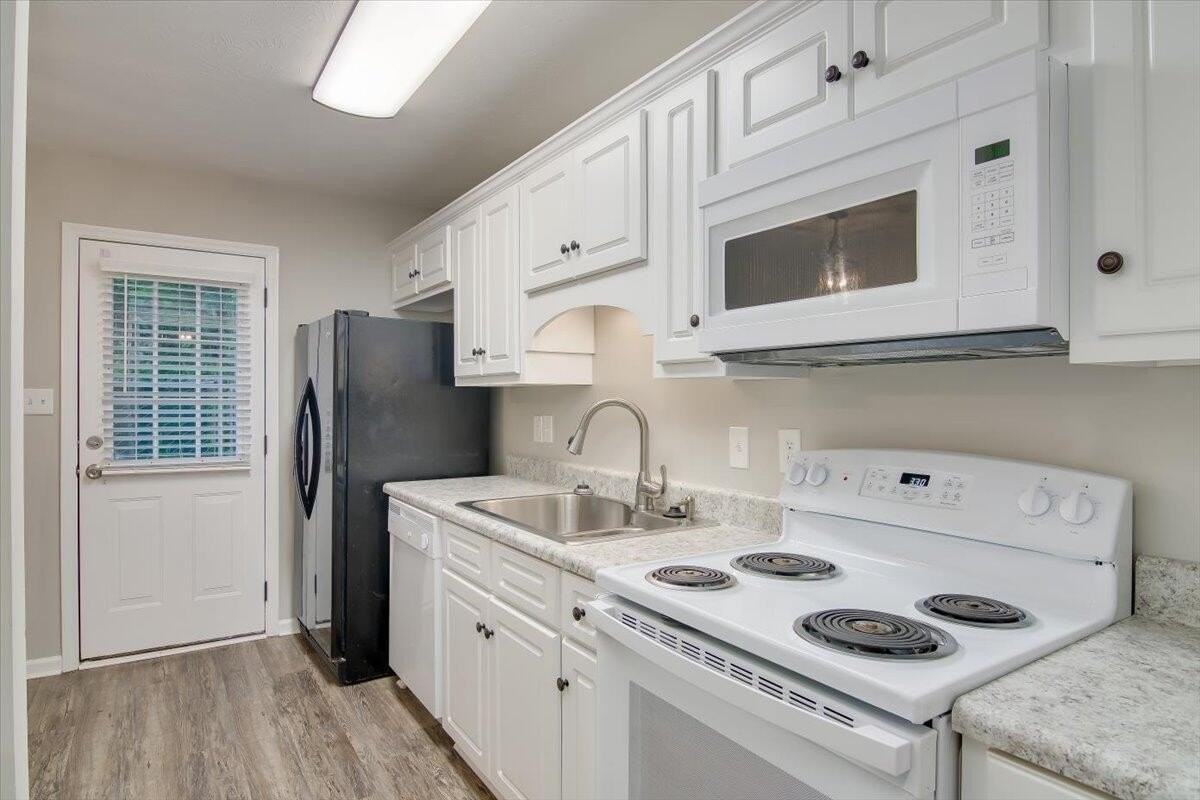 684 Brook Trl - Photo 5 of 16