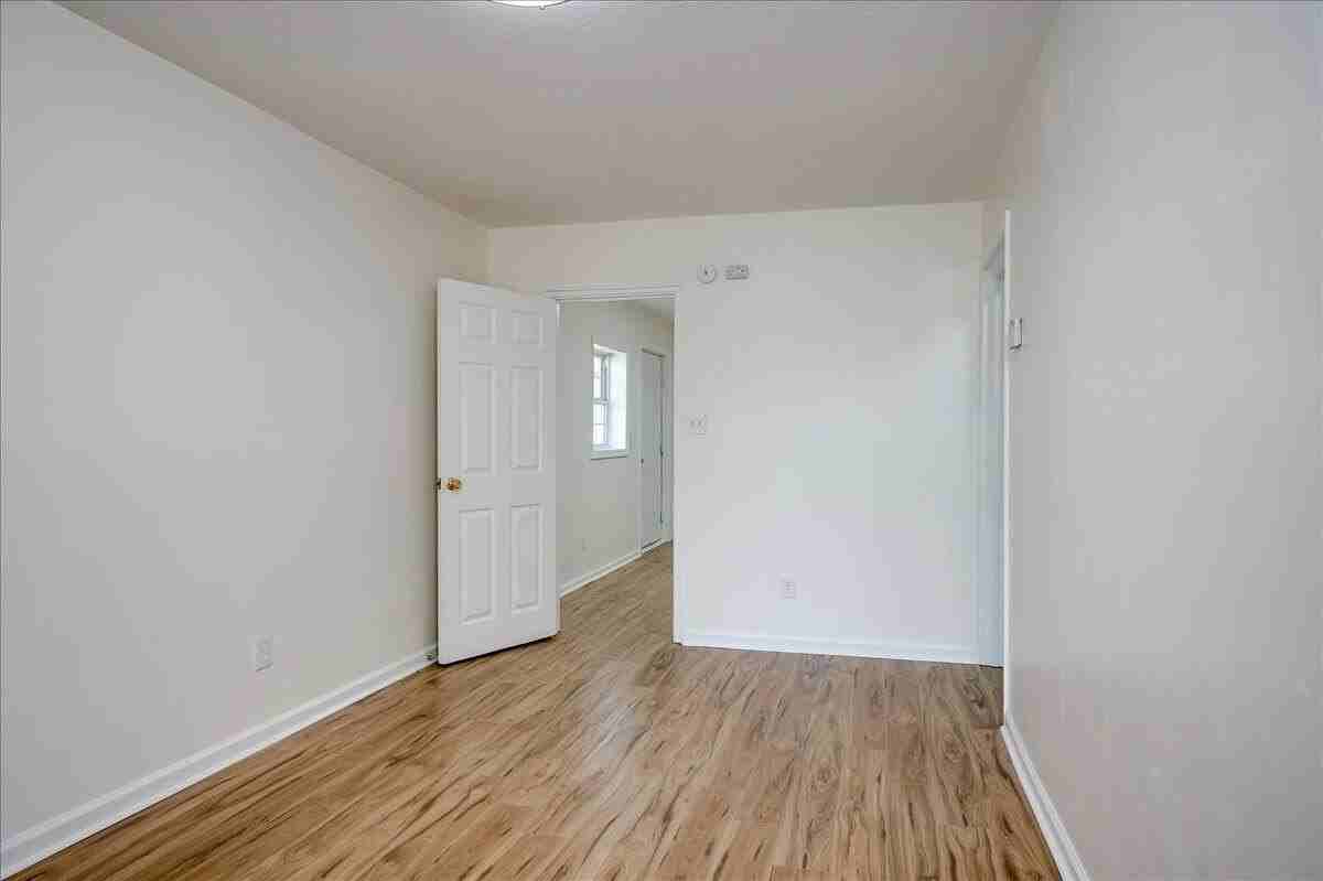 953 Hopkins St - Photo 5 of 24