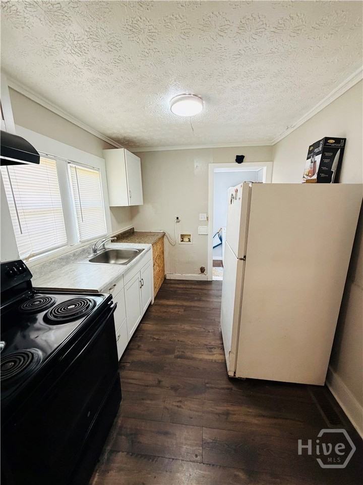 411 Benning St - Photo 4 of 6