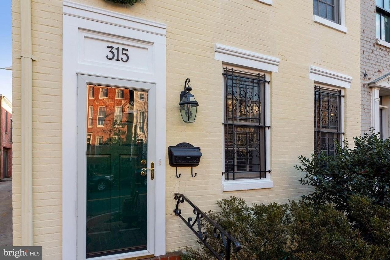 315 Constitution Ave Ne - Photo 2 of 32