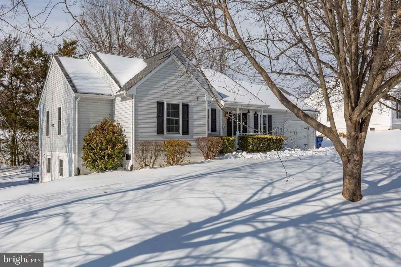 11806 Camelot Way - Photo 3 of 33