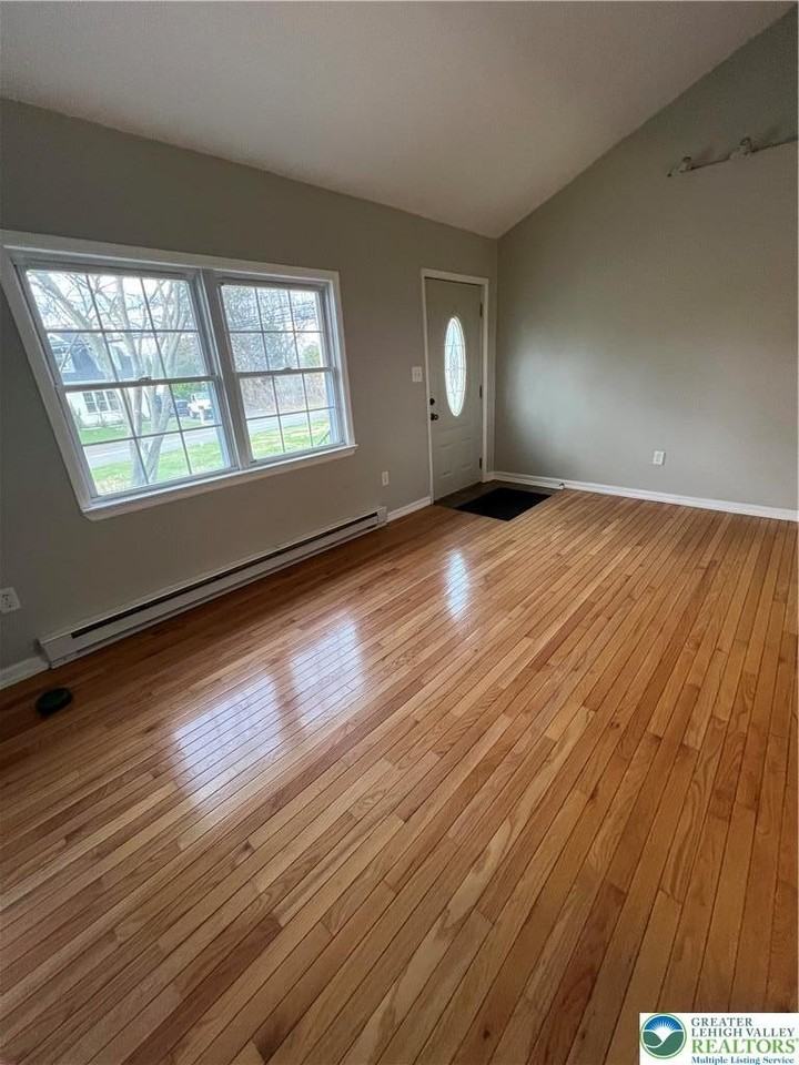 760 Lloyd St - Photo 3 of 24