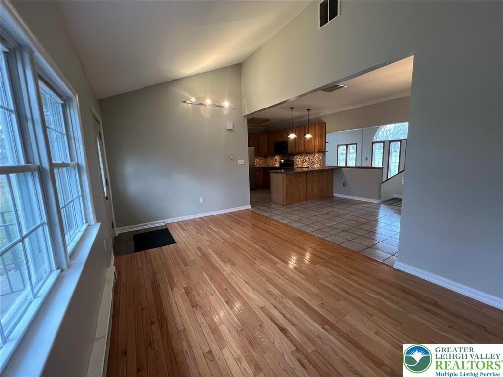 760 Lloyd St - Photo 4 of 24