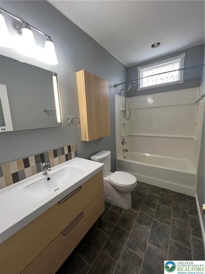 760 Lloyd St - Photo 7 of 24