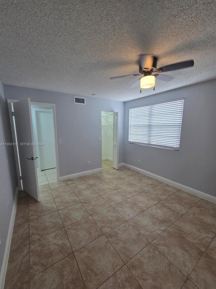 1241 Sw 46th Ave #1006 - Photo 4 of 9