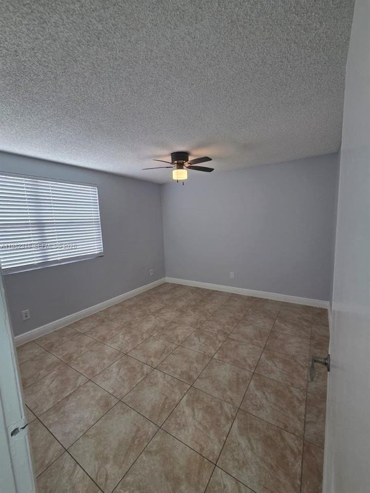 1241 Sw 46th Ave #1006 - Photo 7 of 9