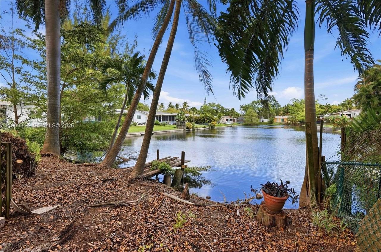 4512 Sw 27th Ter - Photo 2 of 37