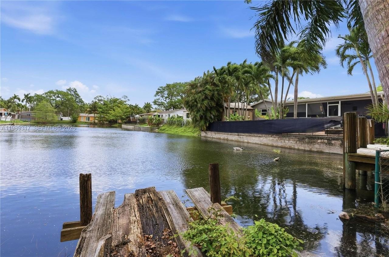 4512 Sw 27th Ter - Photo 3 of 37