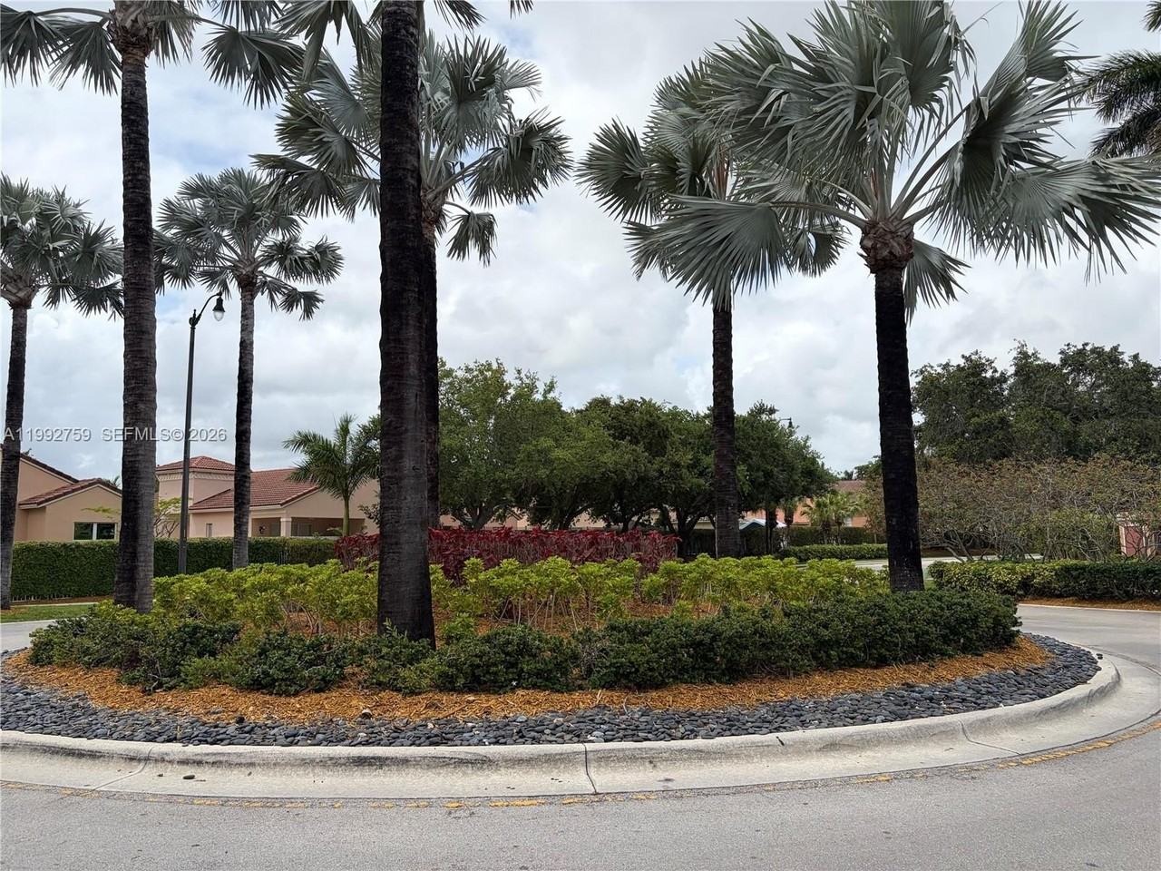 2281 Ne 42nd Ave #2281 - Photo 2 of 42