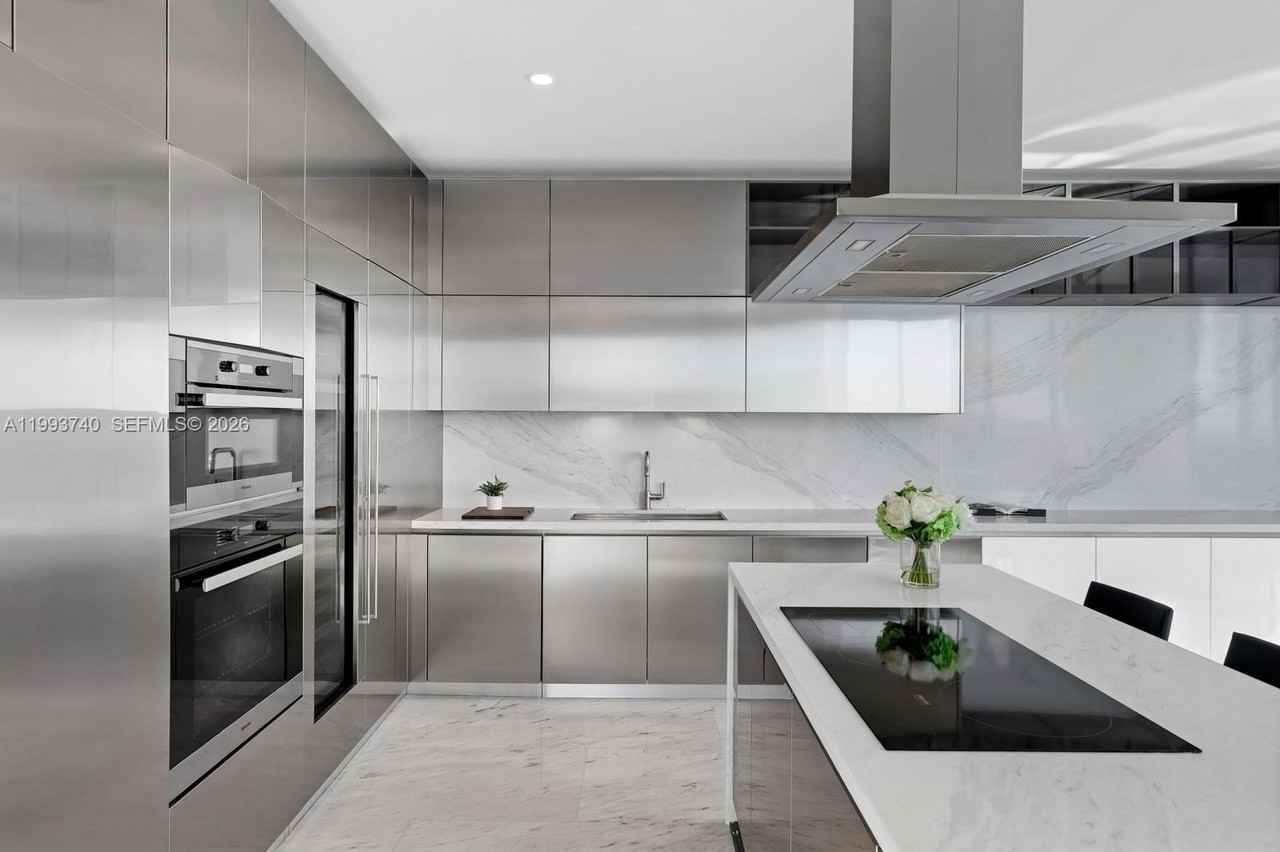 1000 Brickell Plz - Photo 6 of 48