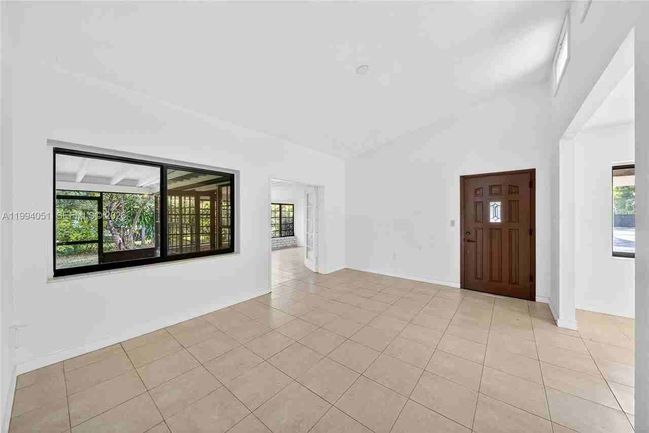 3255 Sw 60th Ave - Photo 4 of 28