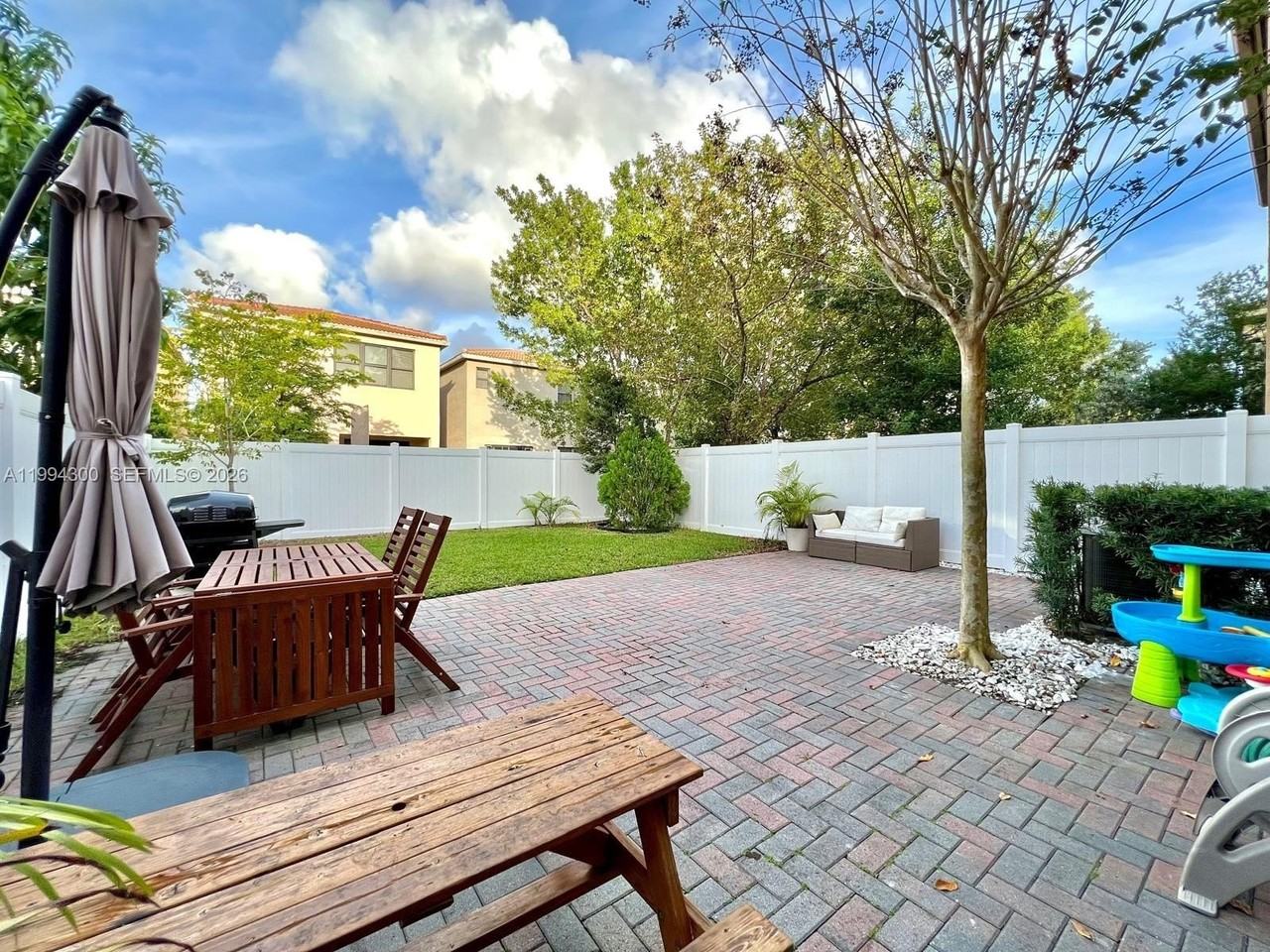 649 Ne 191st St - Photo 4 of 19