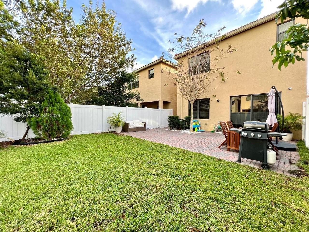 649 Ne 191st St - Photo 5 of 19