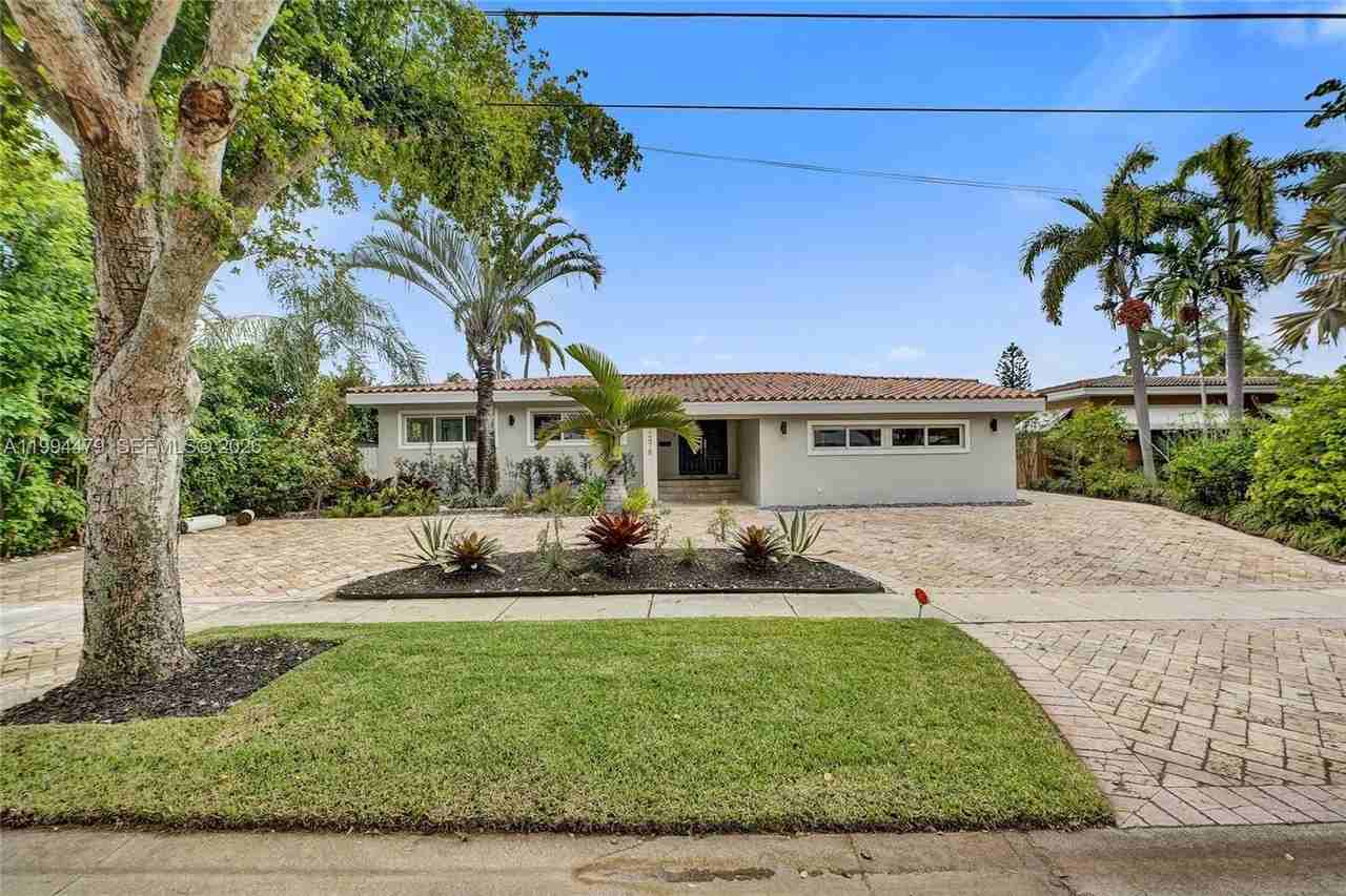 12478 N Bayshore Dr - Photo 2 of 50