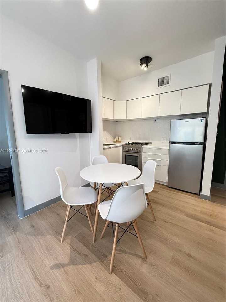 1320 Drexel Ave #302 - Photo 4 of 22