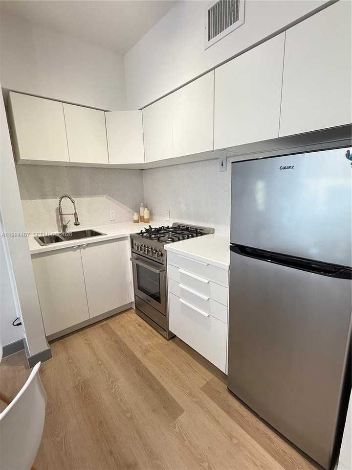 1320 Drexel Ave #302 - Photo 5 of 22