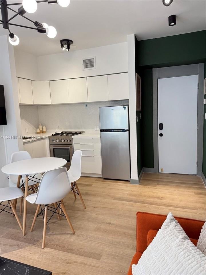 1320 Drexel Ave #302 - Photo 7 of 22