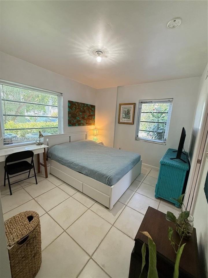 601 Michigan Ave #3 - Photo 3 of 10