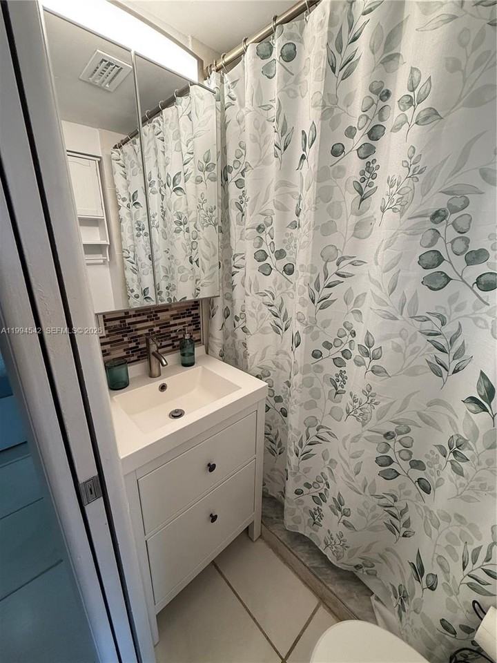 601 Michigan Ave #3 - Photo 7 of 10